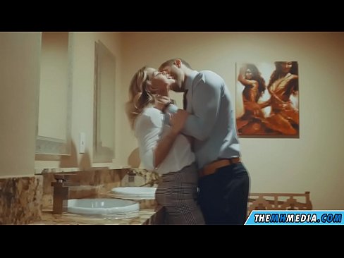 ❤️ Nigbati bilondi ti oyan ba tan ọ ni yara isinmi ti gbogbo eniyan ❤ Ibalopo ❌️❤